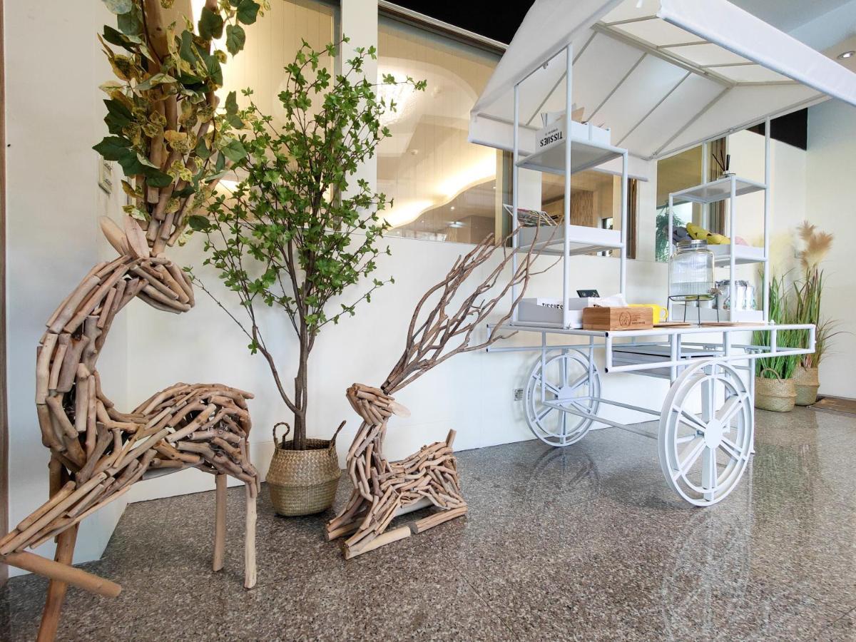 Lovestar Lakeside Hotel - Stars Building نانوان المظهر الخارجي الصورة